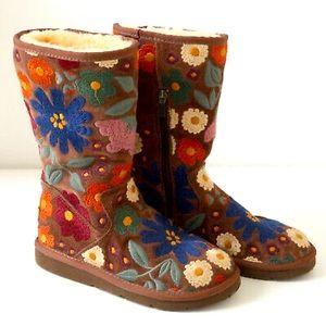 UGG  Limited Edition Wahine embroidered Flower Boots size 7